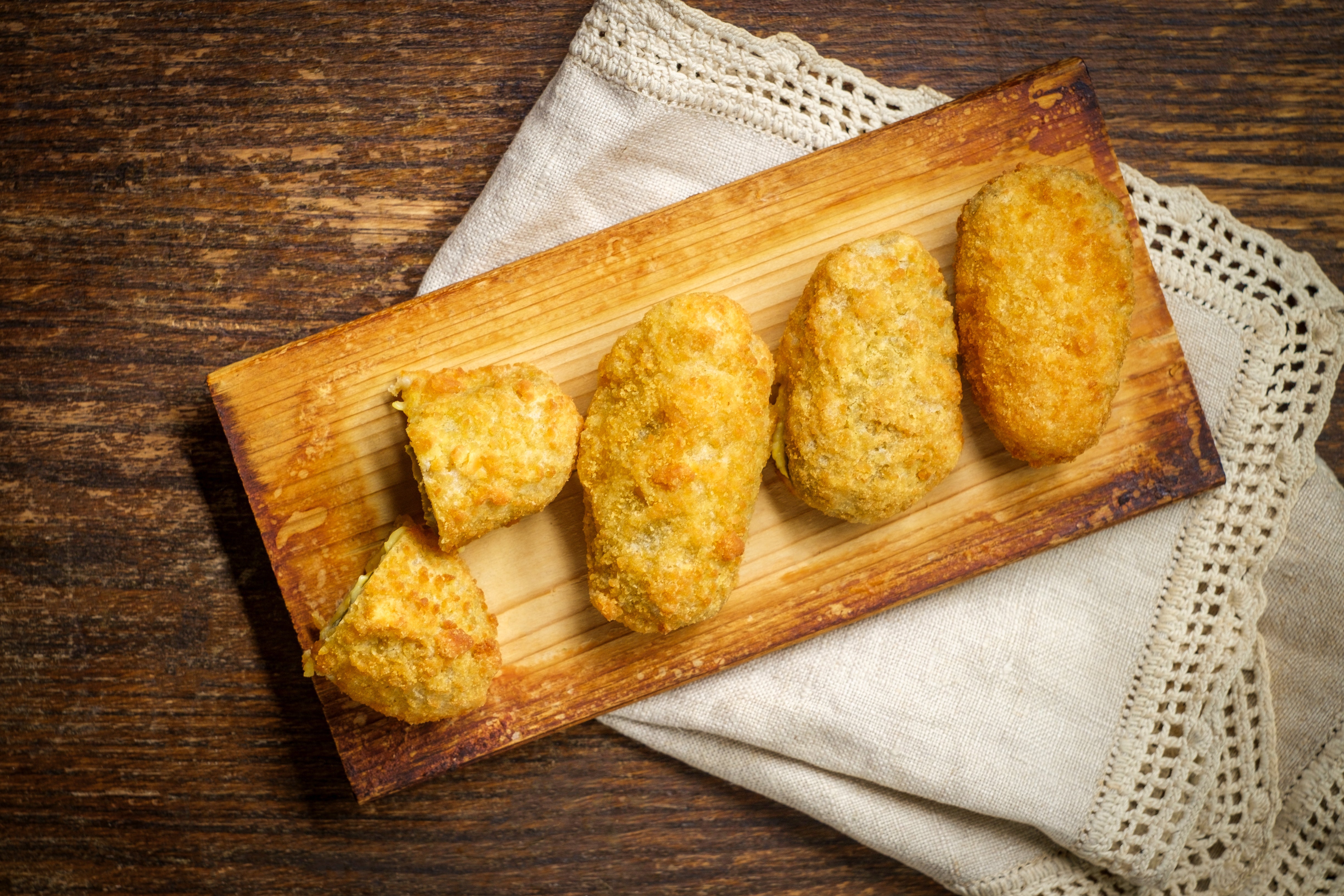 Spicy and cheesy jalapeno poppers fried using the Duronic AF34 dual air fryer