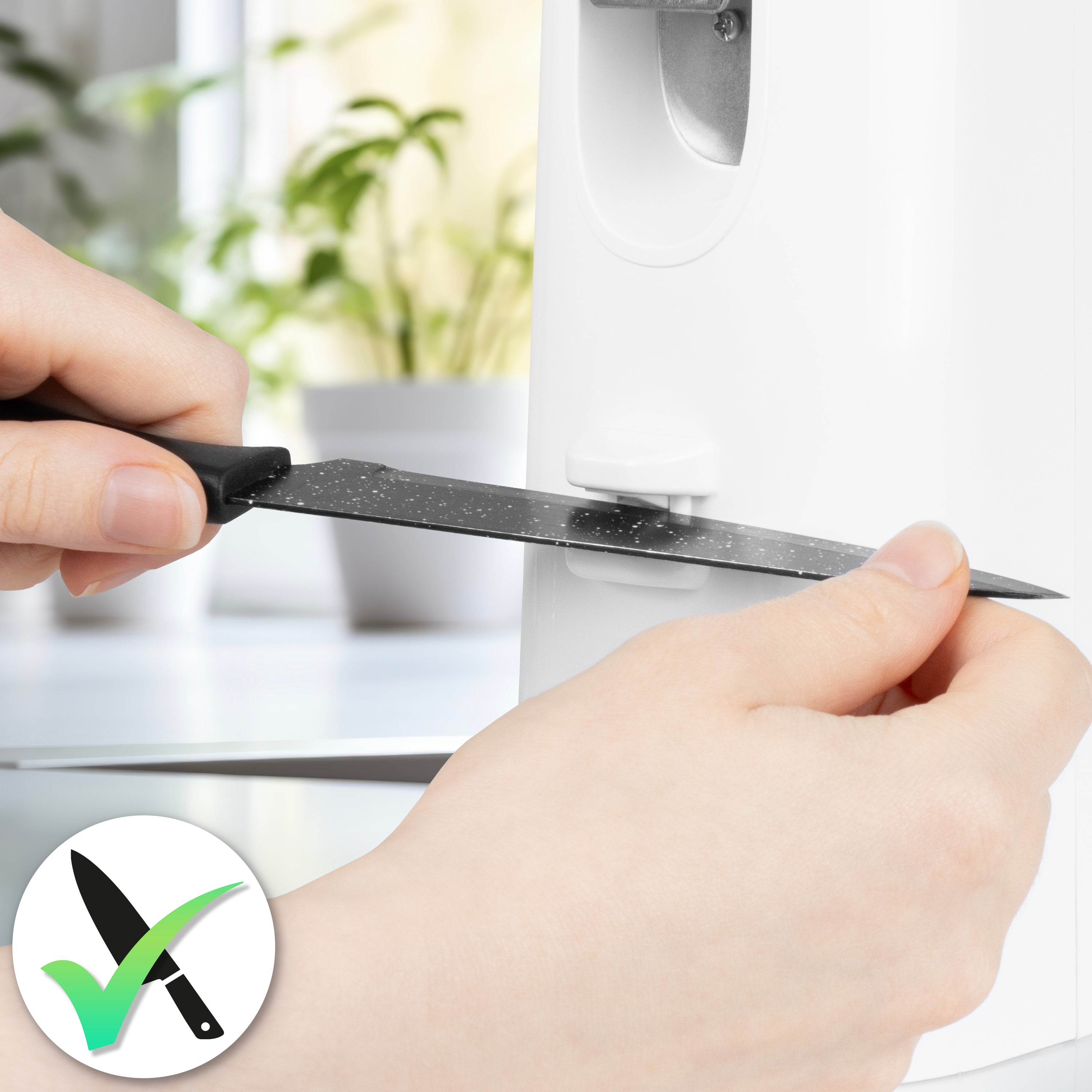 Duronic Electric Can Opener sharpening a knife