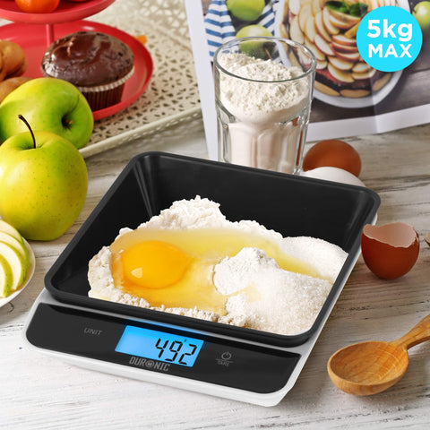 Duronic Digital Kitchen Scales showing 492g of flour and egg in a black weighing tray.
