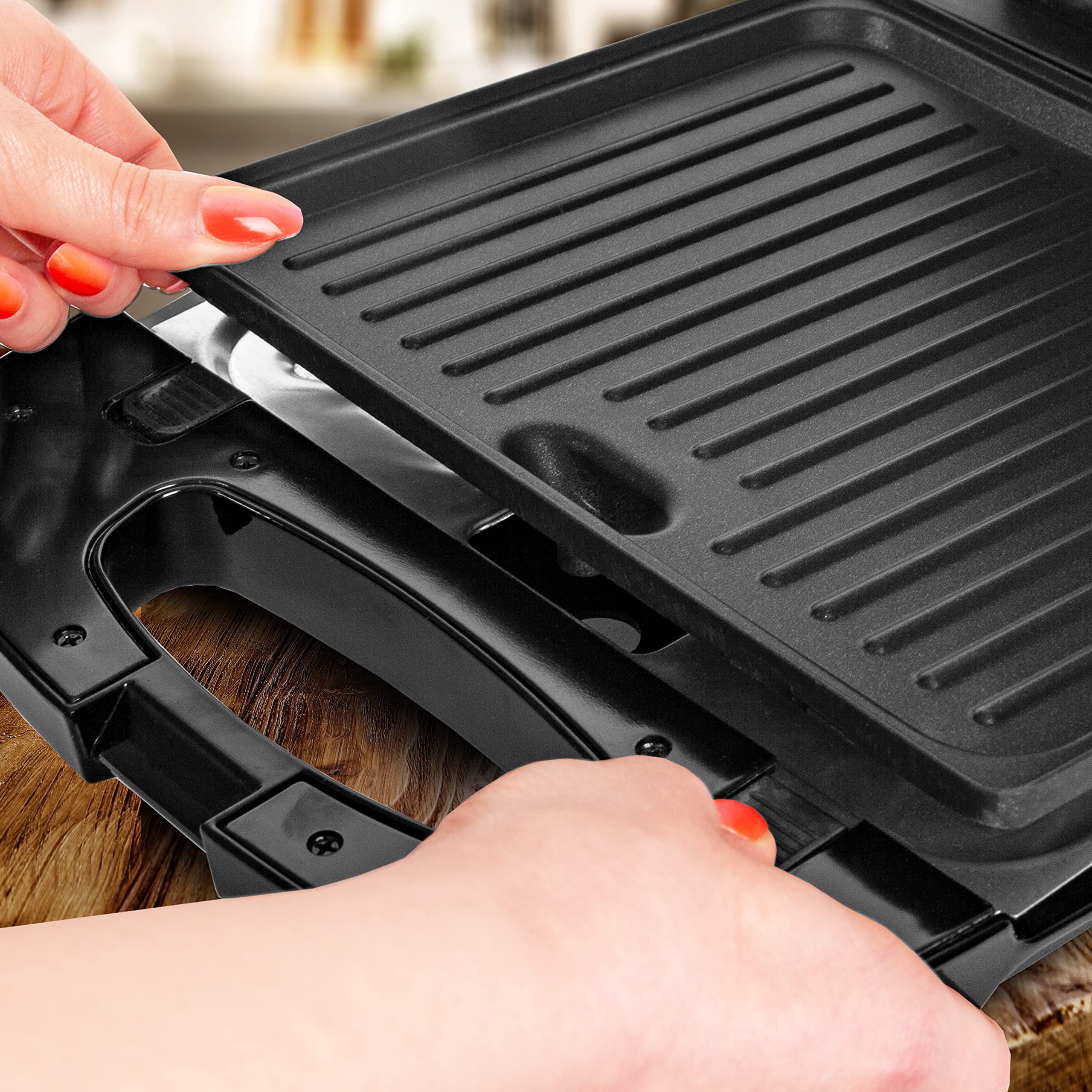 Duronic SWM60 3 in 1 panini maker easily switching between interchangeable plates